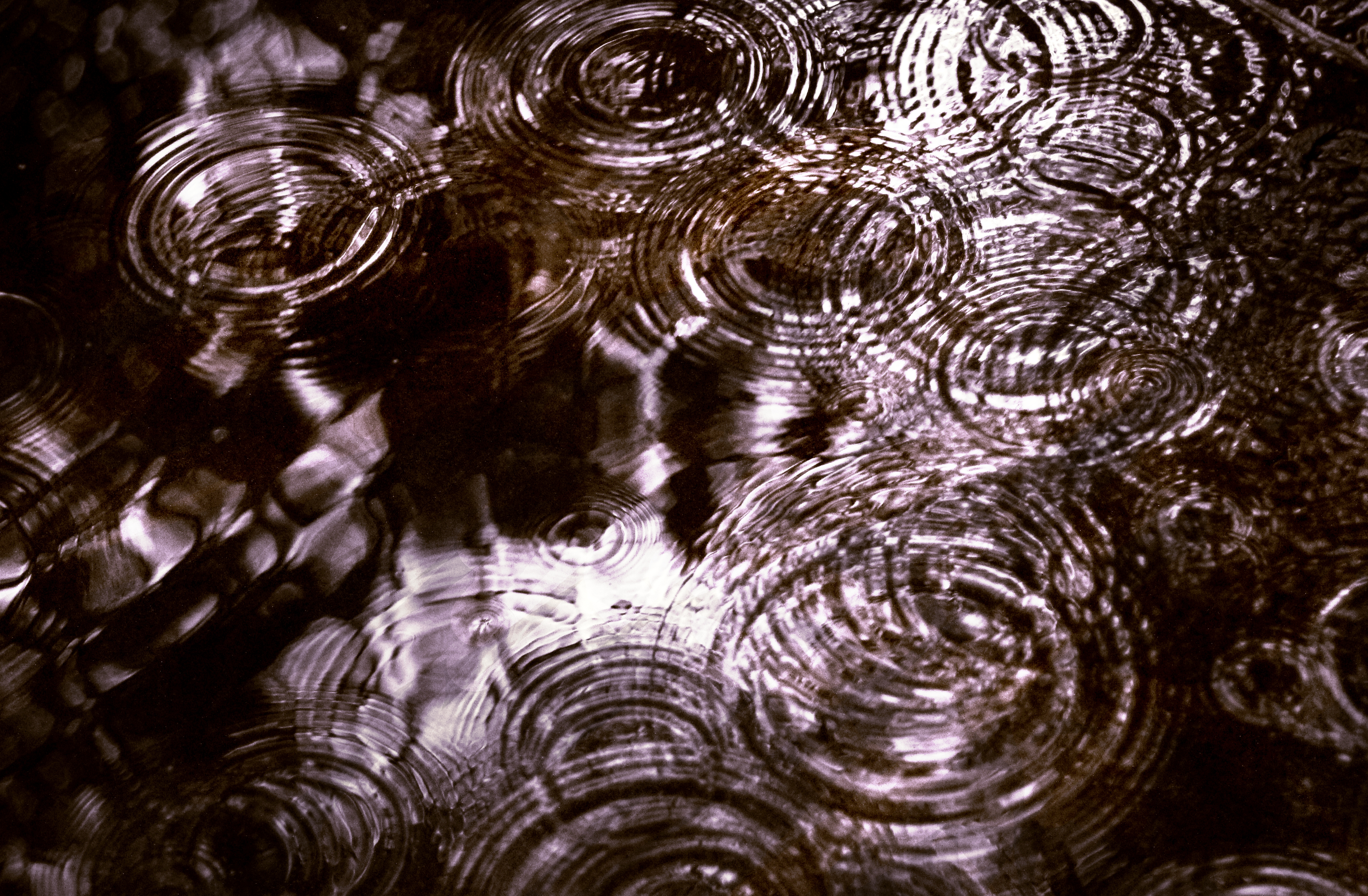 Klocka med gul bakgrund.